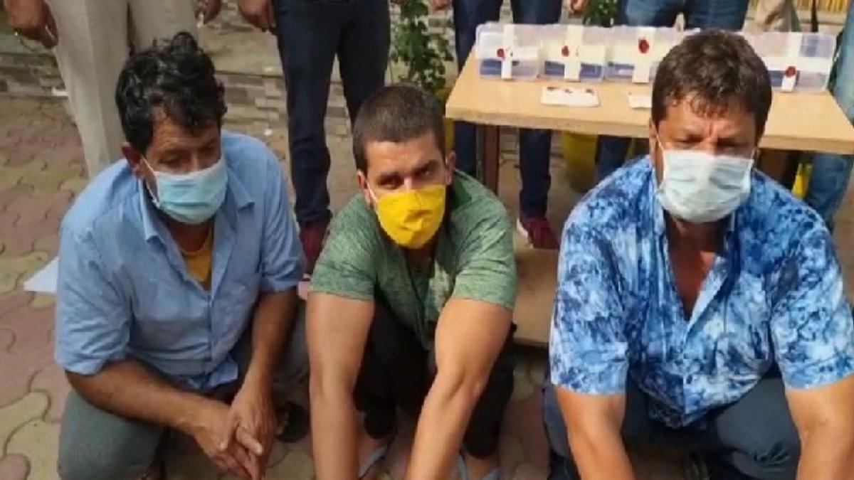 पुलिस की गिरफ्त में ईरानी गैंग के सदस्य.