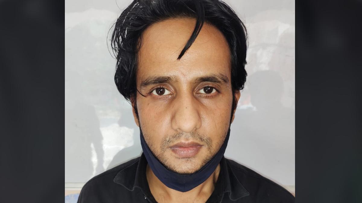 आरोपी सौरभ नाम बदलकर रह रहा था. 