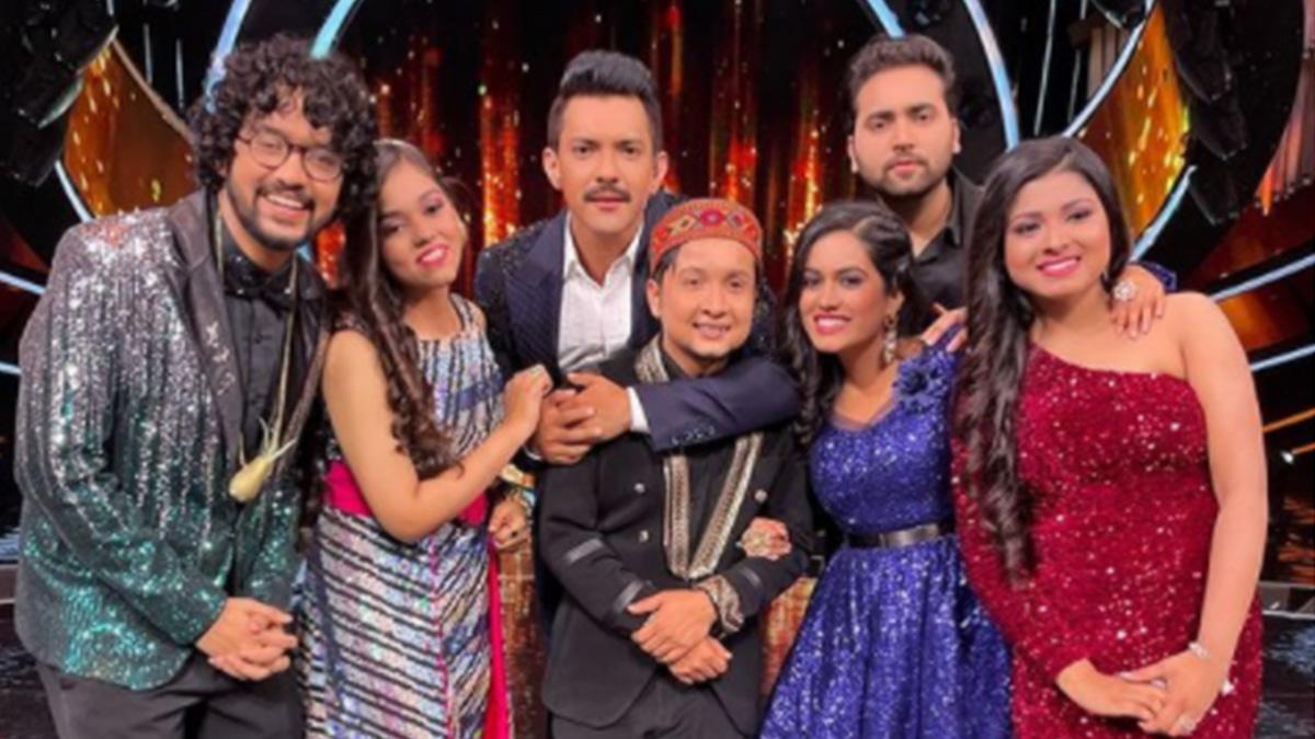 आदित्य नारायण इंडियन आइडल 12 के कंटेस्टेंट्स के साथ