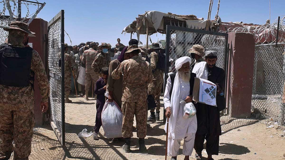 चमन बॉर्डर पर अफगानियों के साथ पाक के सुरक्षाकर्मी (पीटीआई)