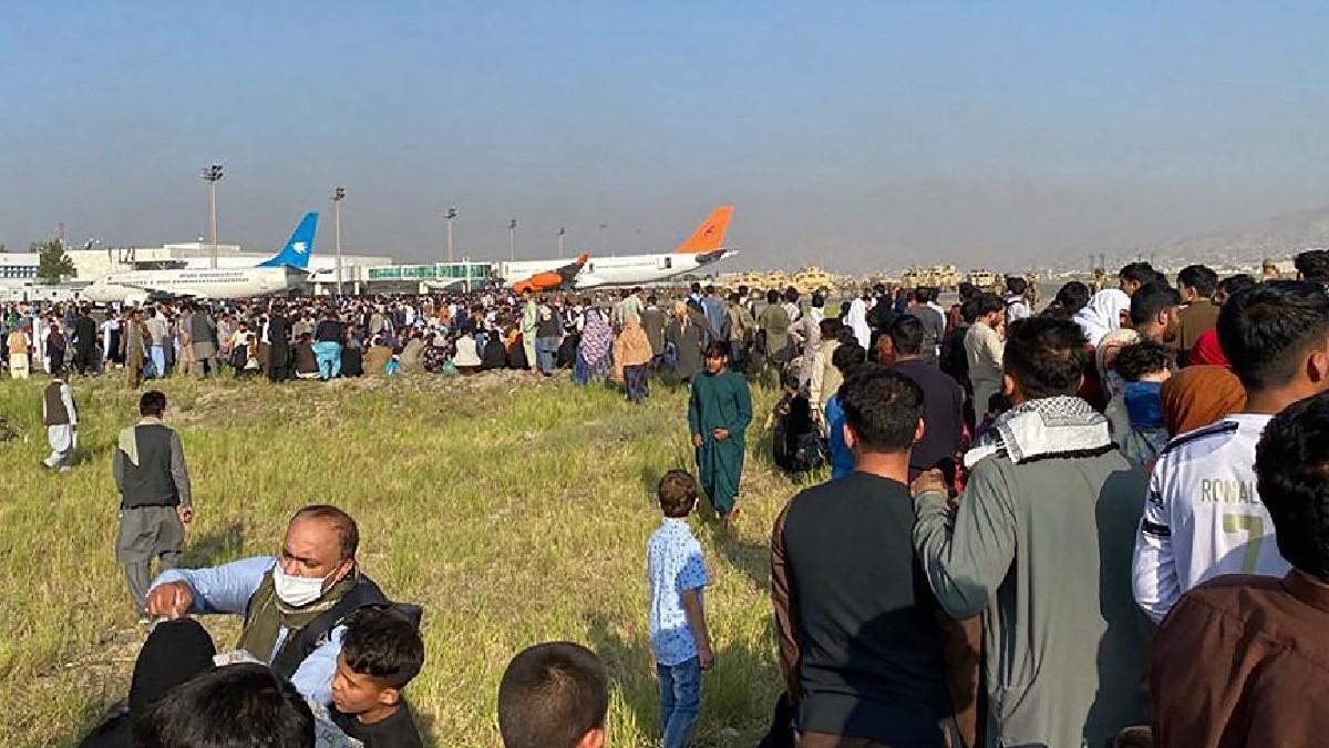 काबुल एयरपोर्ट पर हजारों लोग हुए इकट्ठा (फोटो- एएफपी)