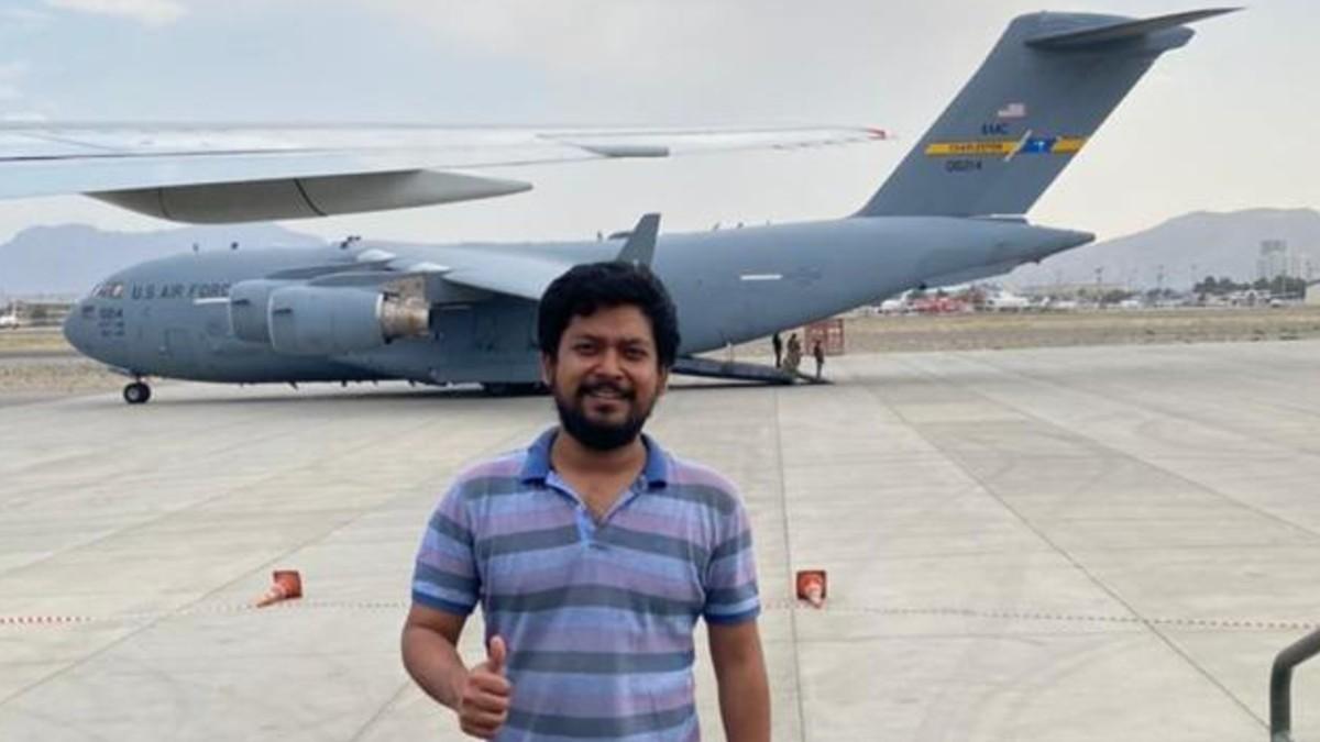 कोलकाता के अजहर हक सोमवार को अपने घर कोलकाता पहुंचे