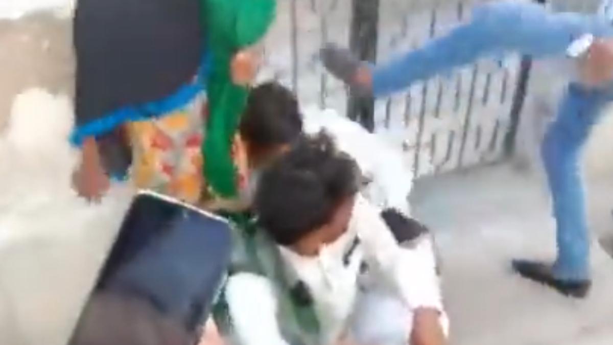 भिखारी के साथ उसके दो बच्चे भी थे. (फोटो- स्क्रीनग्रैब)