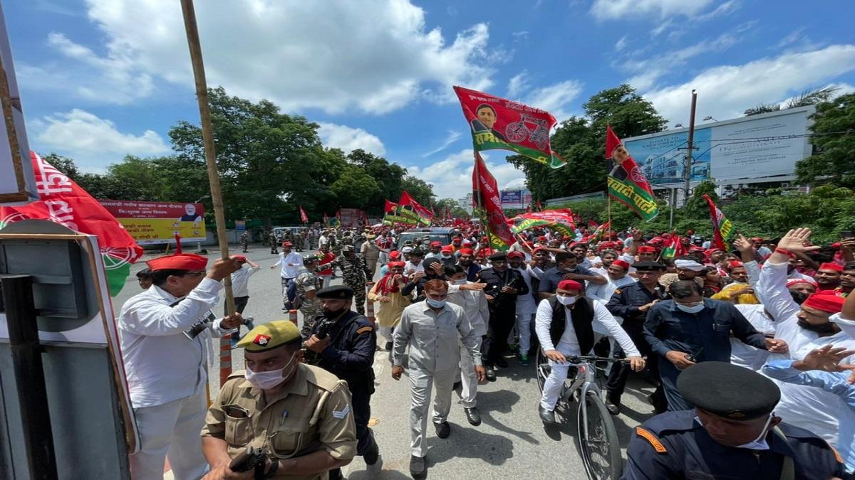 अखिलेश ने निकाली साइकिल यात्रा