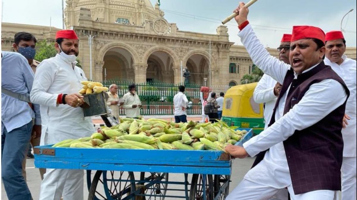 लखनऊ में प्रदर्शन करते सपा नेता