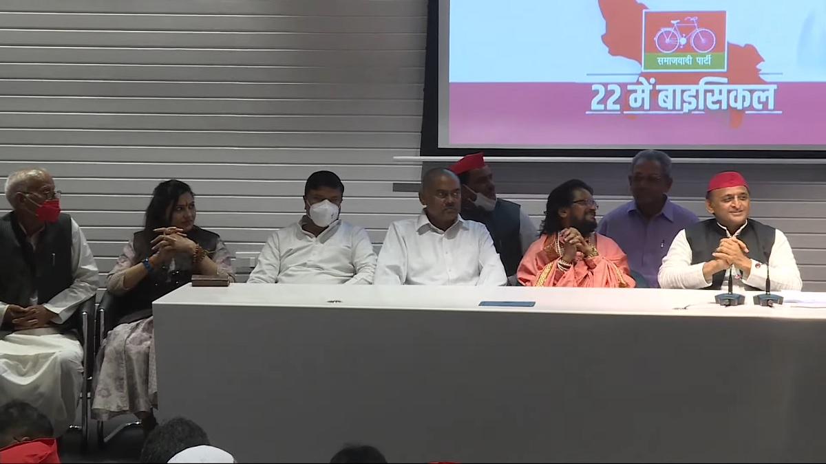 अखिलेश यादव की मौजूदगी में नेताओं ने ली सपा की सदस्यता