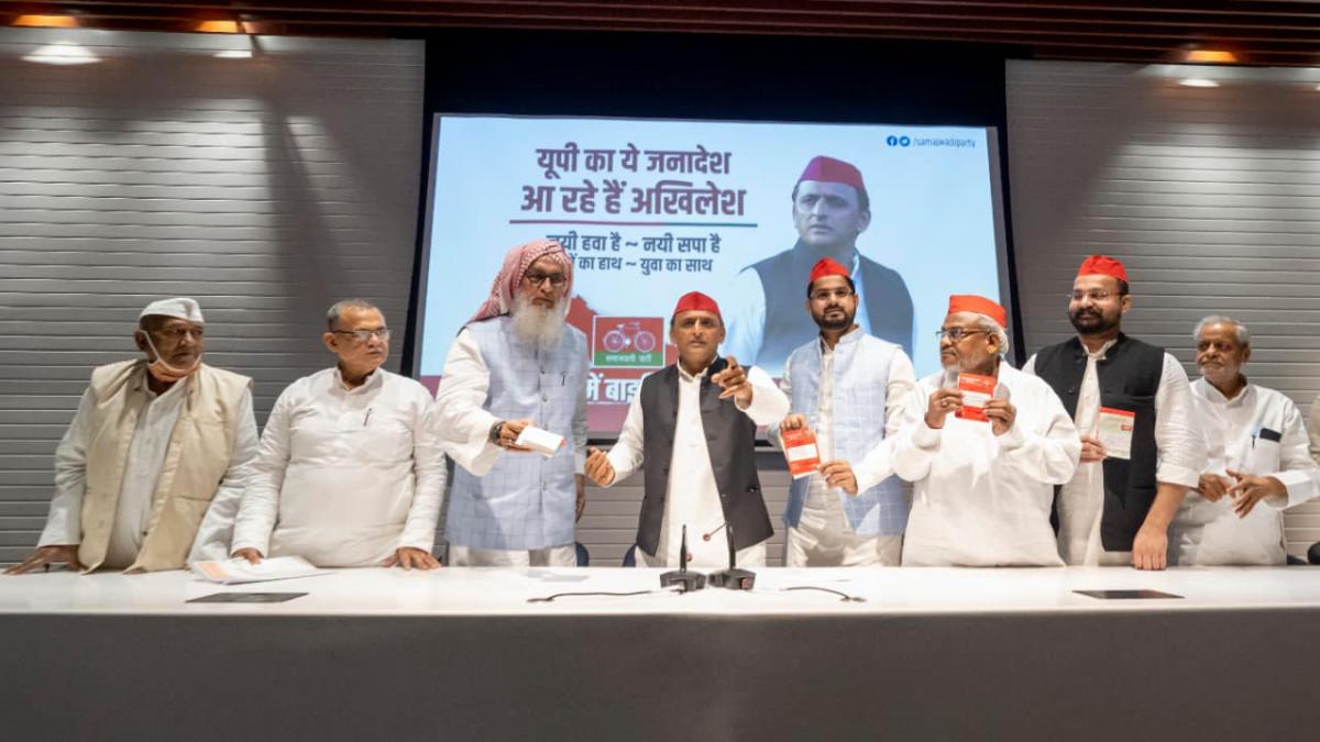 मुख्तार अंसारी के भाई सिबगतुल्लाह अंसारी को सपा में शामिल कराते अखिलेश यादव