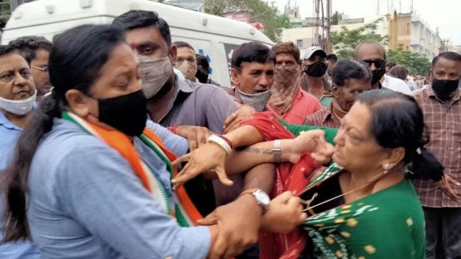 बीच सड़क में भिड़ गईं कांग्रेस की दो महिला नेता बीच सड़क में भिड़ गईं कांग्रेस की दो महिला नेता