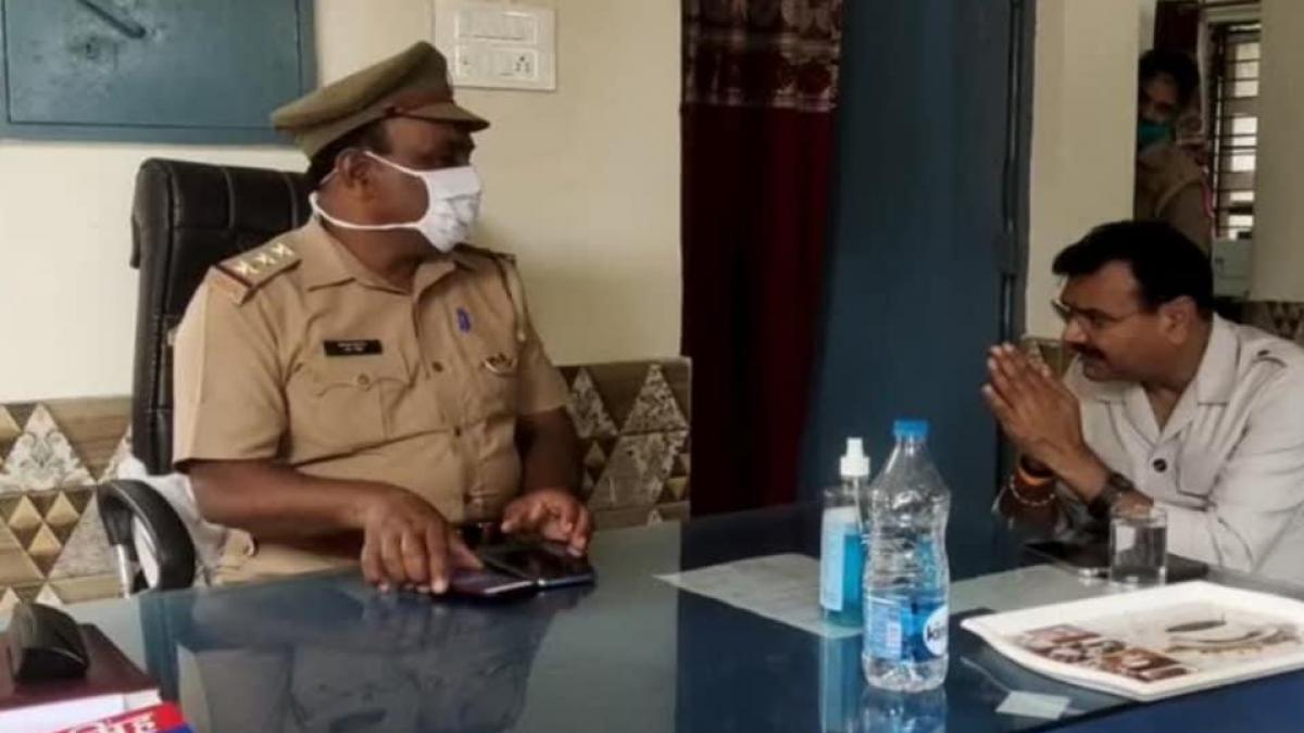 कोतवाली प्रभारी के सामने हाथ जोड़े बीजेपी विधायक संजय सिंह