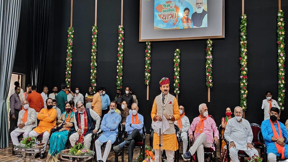 केंद्रीय मंत्रियों को जन आशीर्वाद यात्रा पर भेज रही है बीजेपी.