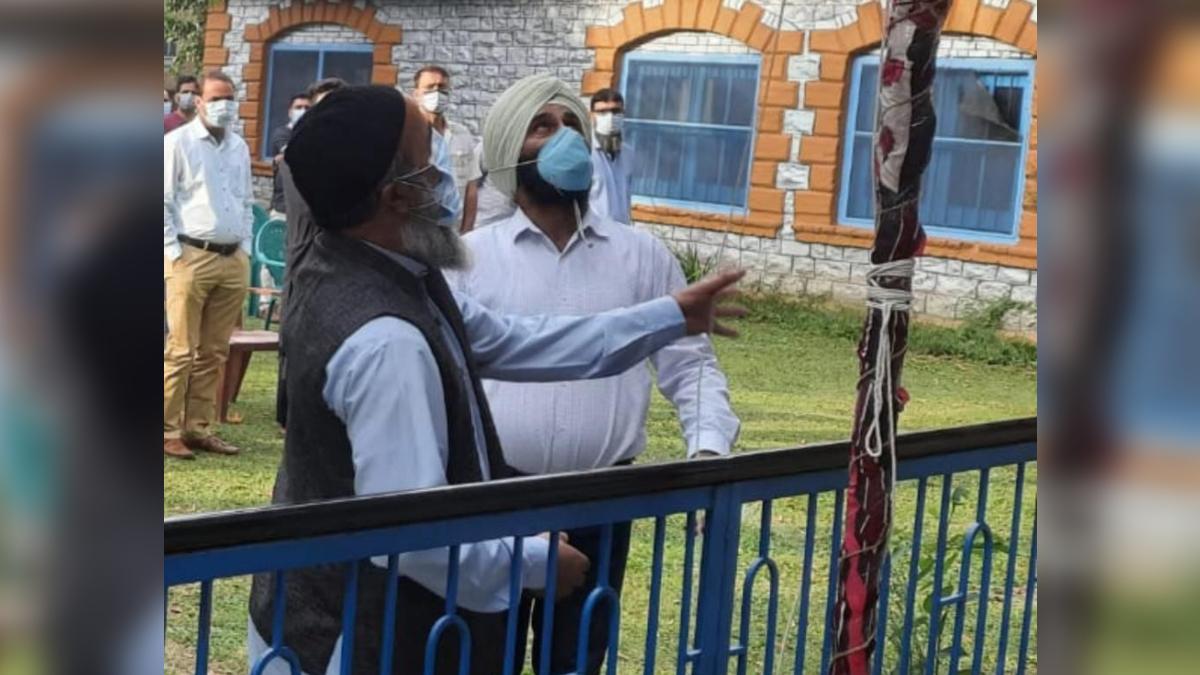 J-K: हिजबुल कमांडर रहे बुरहान वानी के हेडमास्टर पिता ने स्कूल में फहराया तिरंगा