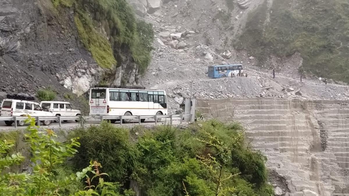 चमोली में हाइवे पर मलबा गिरने से जाम