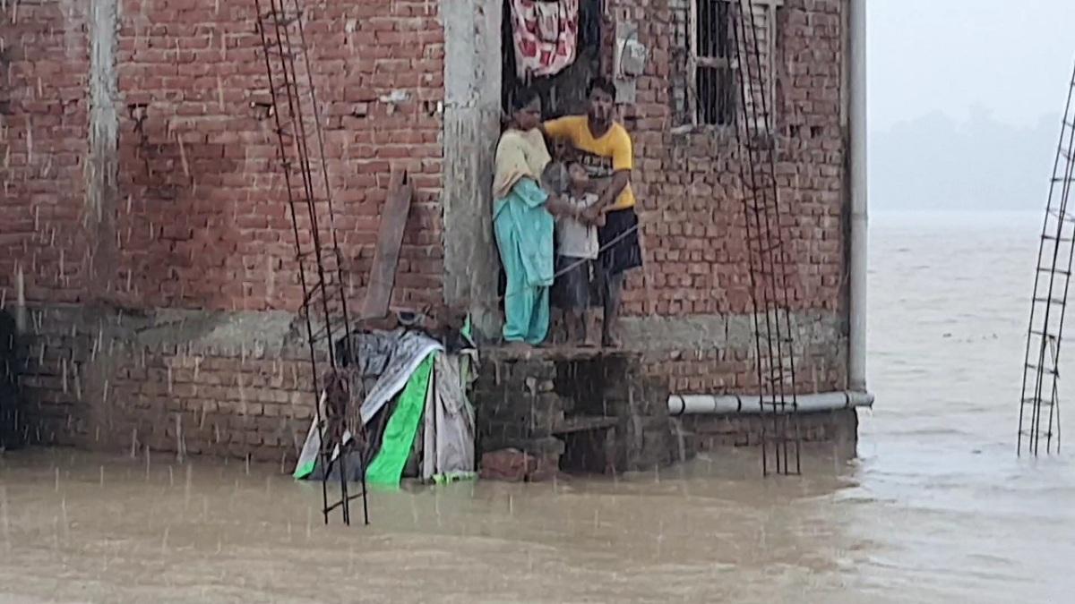 चंदौली में जान जोखिम में डालकर घरों में रहने को लोग मजबूर हैं. 