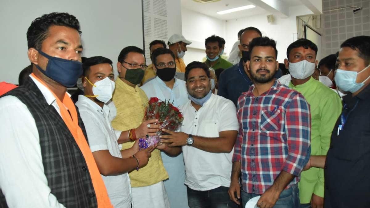 स्थानीय लोगों से मुलाकात करते मुख्यमंत्री धामी (ट्विटर)