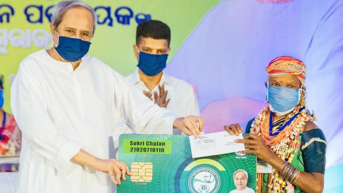 सीएम ने बोंडा आदिवासी समुदाय की महिला को दिया पहला कार्ड