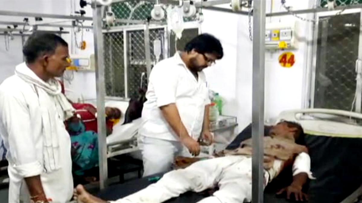 हॉस्प‍िटल में भर्ती शख्स.