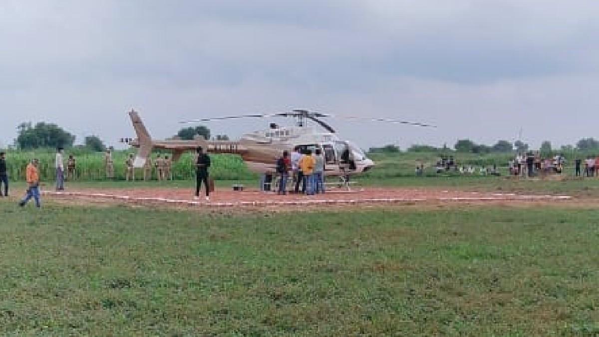 हेलिकॉप्टर से शूटिंग के लिए पहुंचे अभिनेता (फोटो- आजतक)