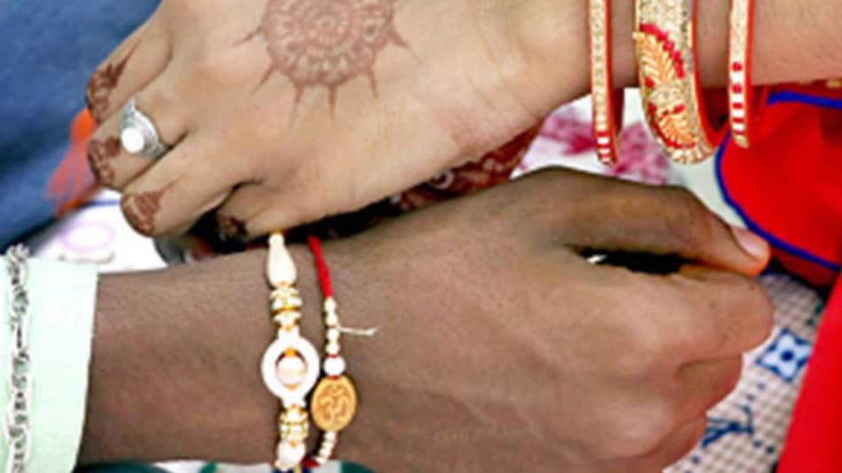 Rakshabandhan 2021: रक्षाबंधन पर बन रहे हैं कई शुभ संयोग, जानें भाई को राखी बांधने का मुहूर्त - rakshabandhan 2021 date shubh muhurat bhadra kaal best time to tie rakhi tlifd - AajTak