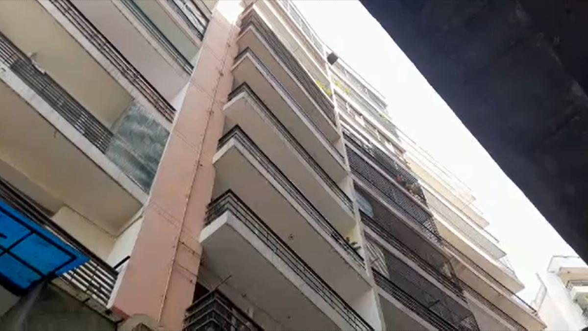 इसी बिल्डिंग की 9वीं मंजिल पर रहता था परिवार. 