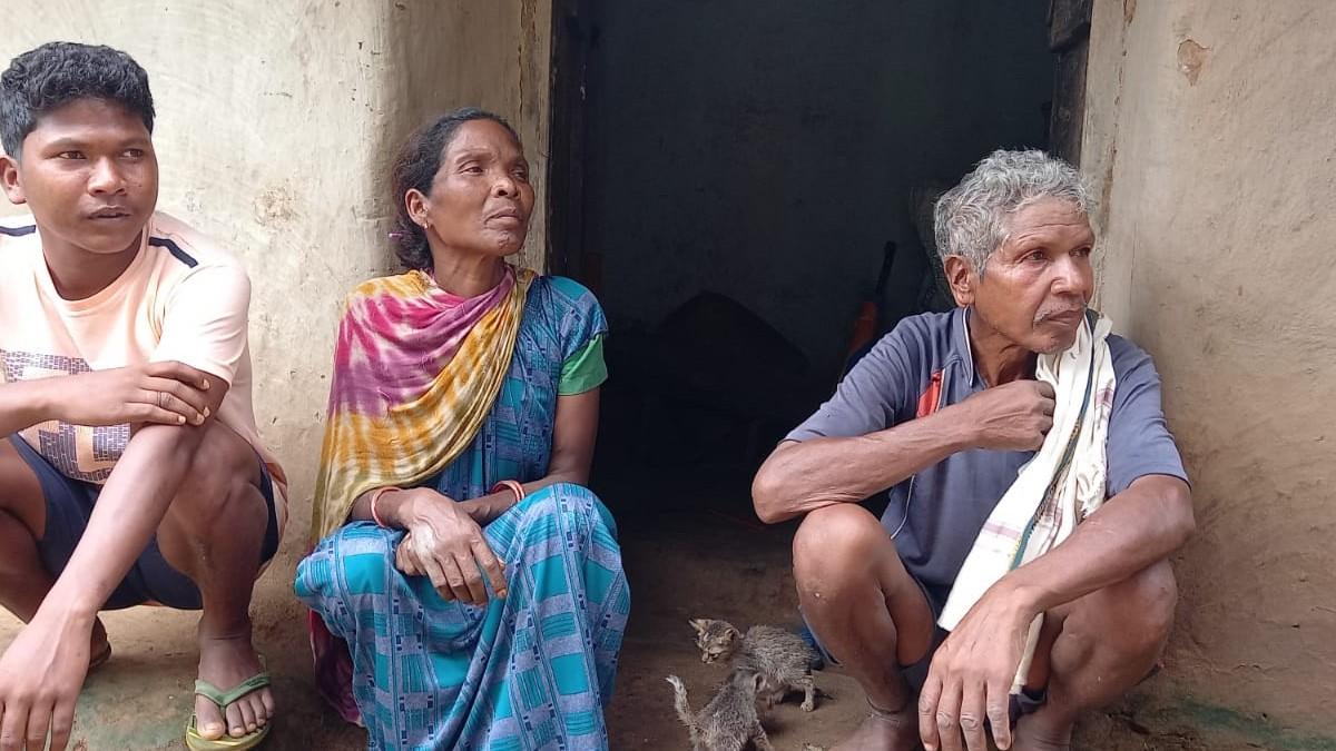 जोगिया खड़िया अपने परिवार के साथ (फोटो- आजतक)