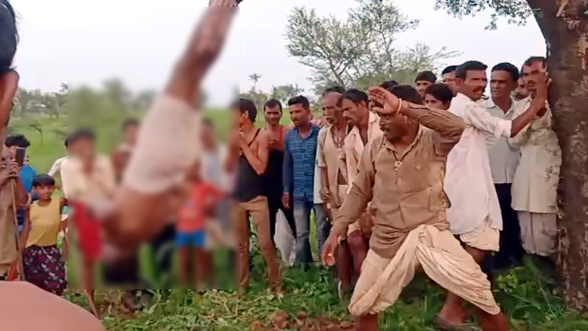 झूले की तरह शव को झुलाया.