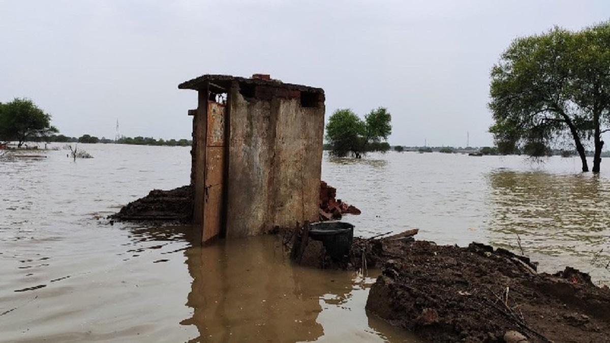 हमीरपुर के 100 गांव बाढ़ की वजह से हैं प्रभावित.