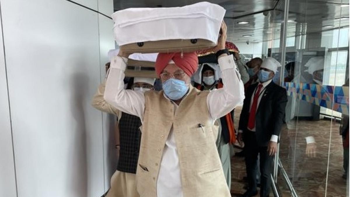 केंद्रीय मंत्री ने रिसीव की गुरुग्रंथ साहिब