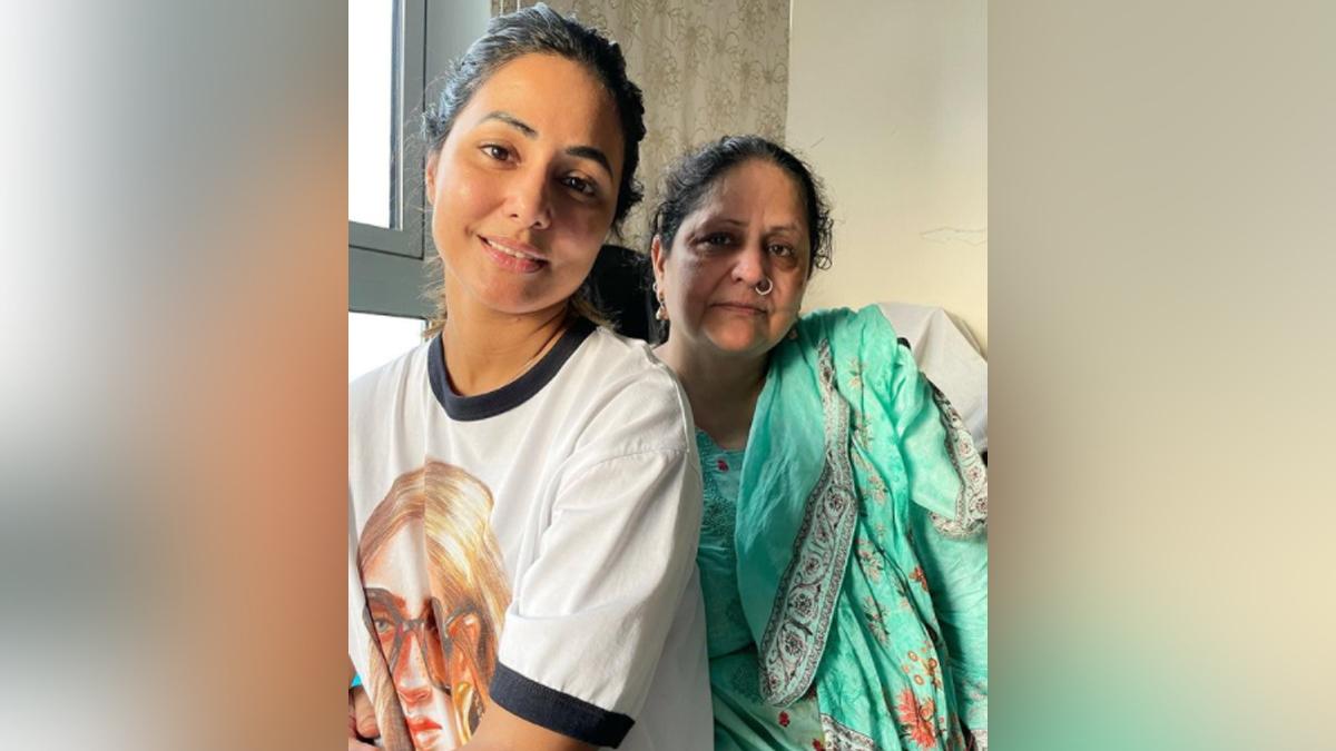 हिना खान ने मां के लिए लिखी पोस्ट, आपके पास हमेशा खड़ी हूं...