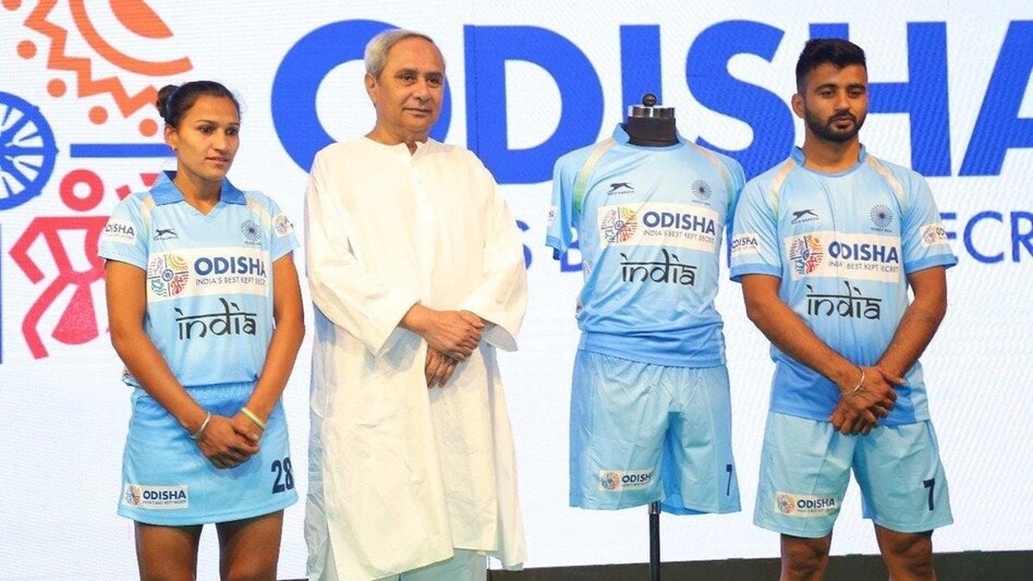 सीएम नवीन पटनायक के साथ हॉकी टीम