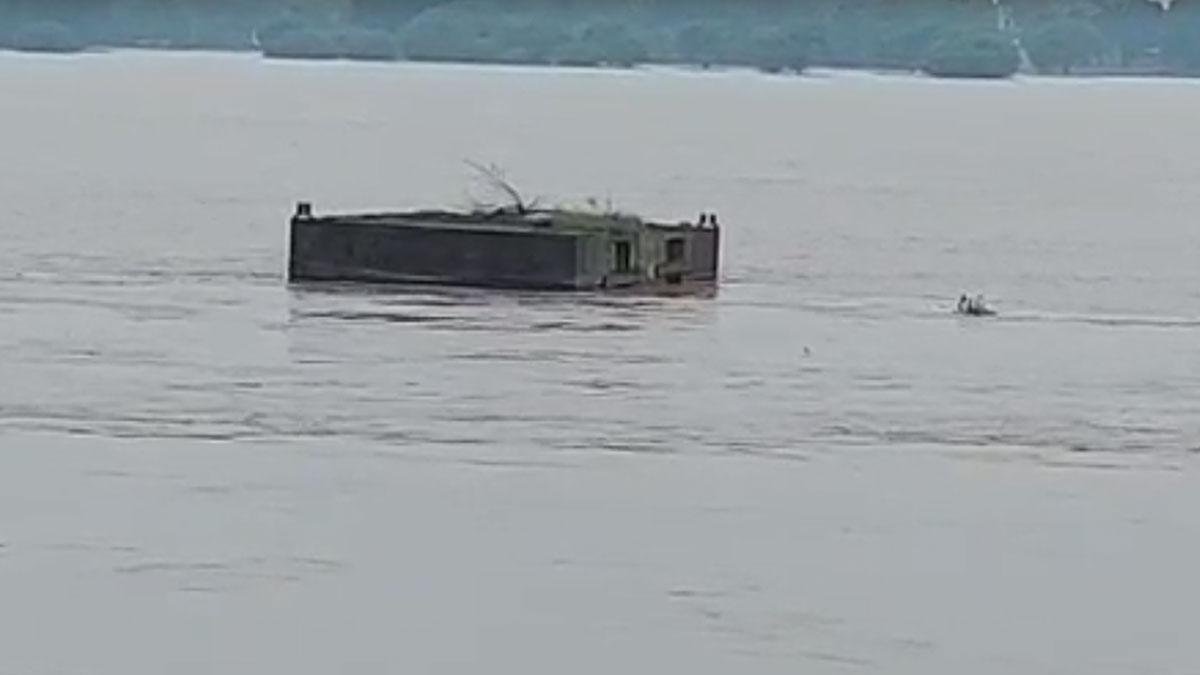 मिर्जापुर में गंगा नदी में बहता दिखा कंक्रीट का ढांचा