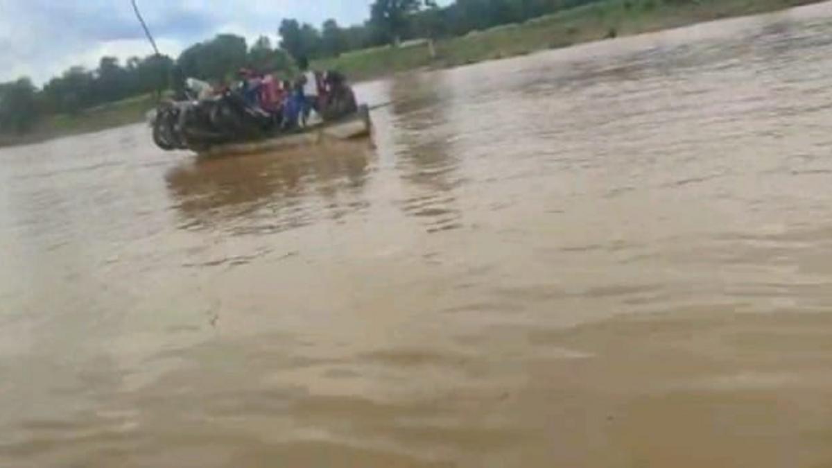 जान जोखिम में डालकर आवागमन को मजबूर हैं लोग