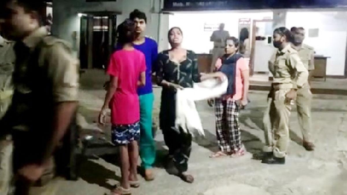 किन्नरों ने थाने पहुंचकर किया हंगामा 