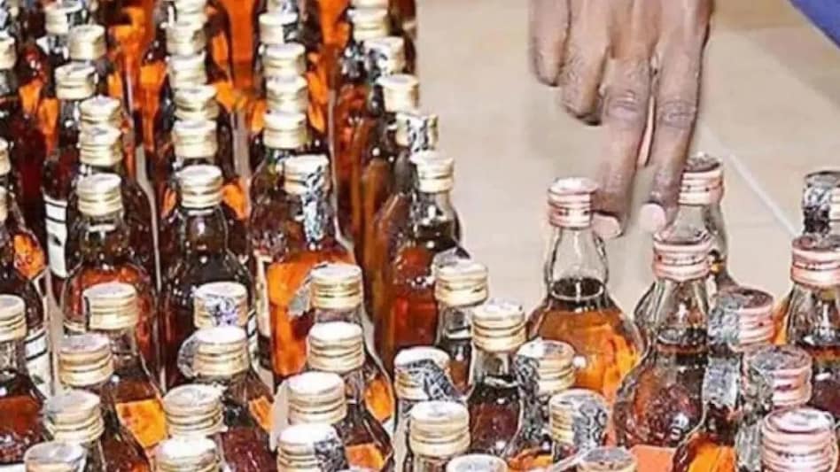 UP: कूड़े में पड़ी मिली जहरीली शराब पीने से 3 लोगों की मौत, मचा हड़कंप - Uttar Pradesh greater noida aligarh liquor three Consumed illicit liqour died ntc - AajTak