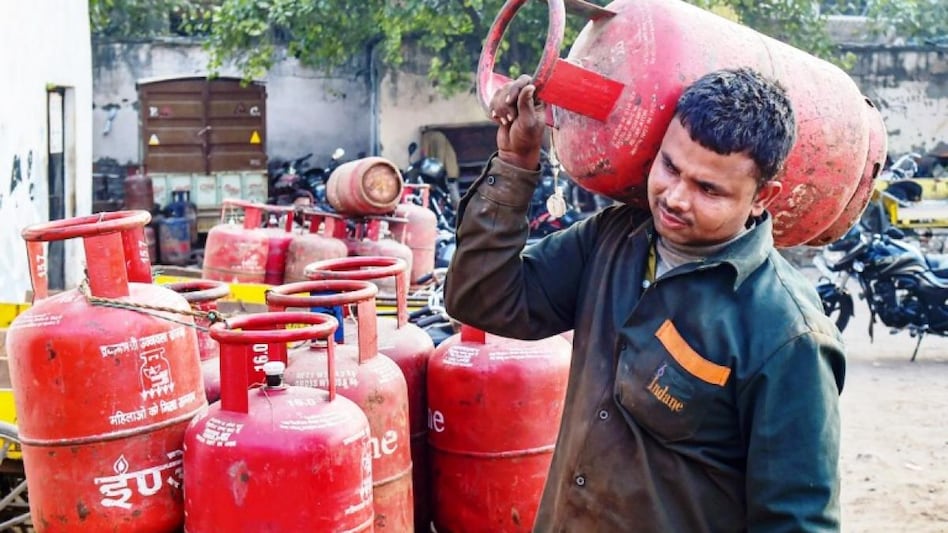 महंगाई की मार: फिर बढ़ा रसोई गैस का दाम, जानें अब कितने का मिलेगा LPG सिलेंडर - LPG cylinder Inflation price of cooking gas increased now know how much cost tutd - AajTak