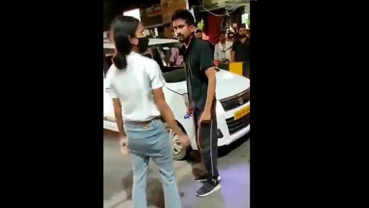 कैब ड्राइवर की पिटाई करती लड़की