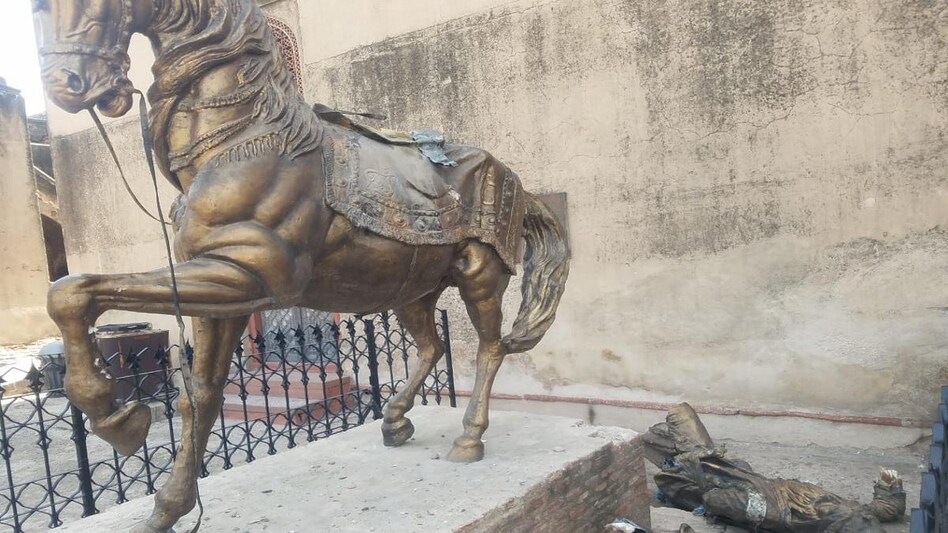लाहौर किले में तोड़ी गई मूर्ति