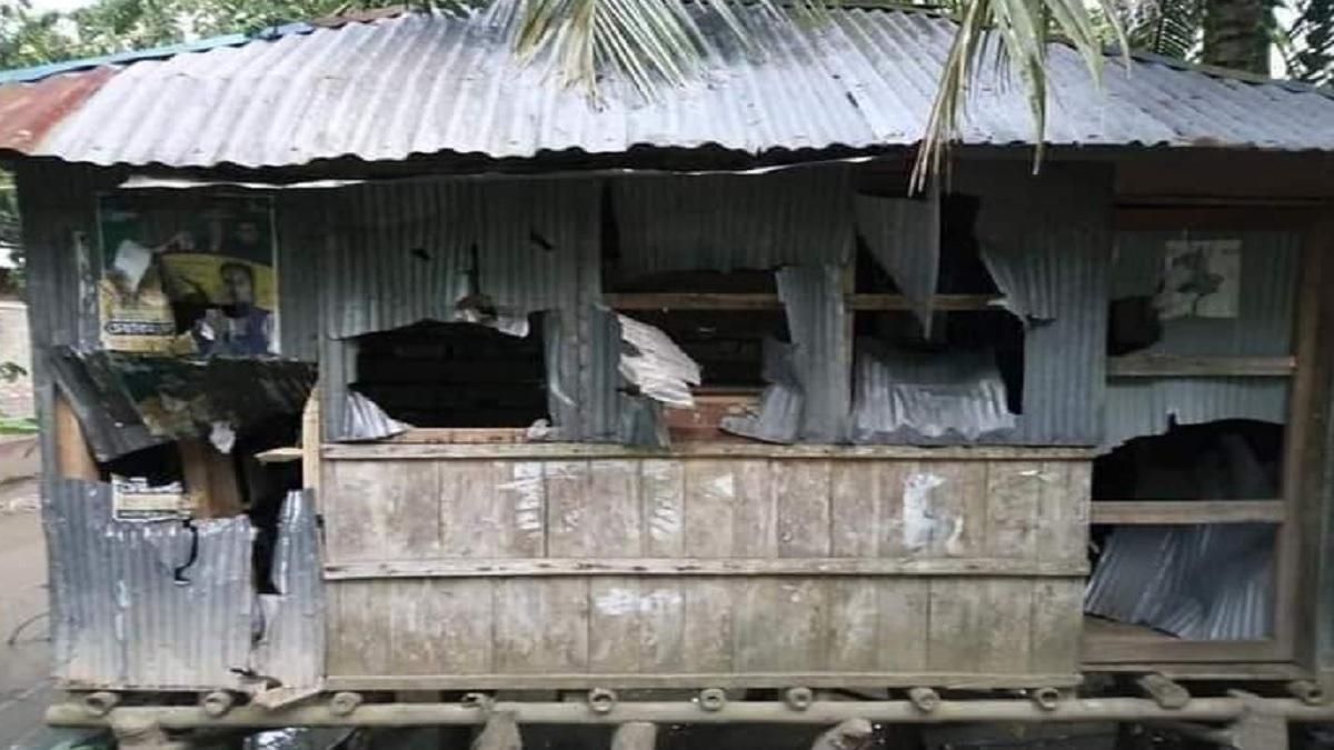 कई घरों में कट्टरपंथियों ने की तोड़फोड़.