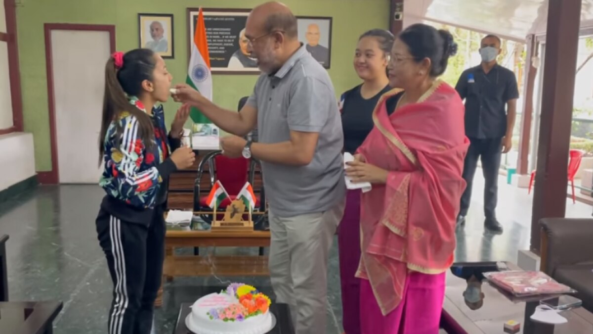 मणिपुर सीएम संग चनू का बर्थडे सेलिब्रेशन