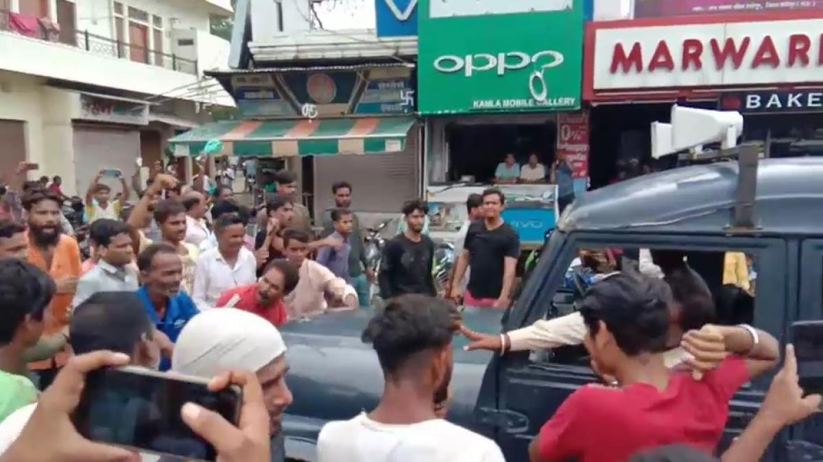 श्योपुर में अधिकारियों पर फूटा लोगों का गुस्सा