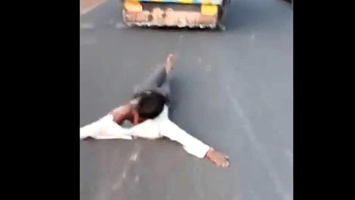 आदिवासी युवक को घसीटा