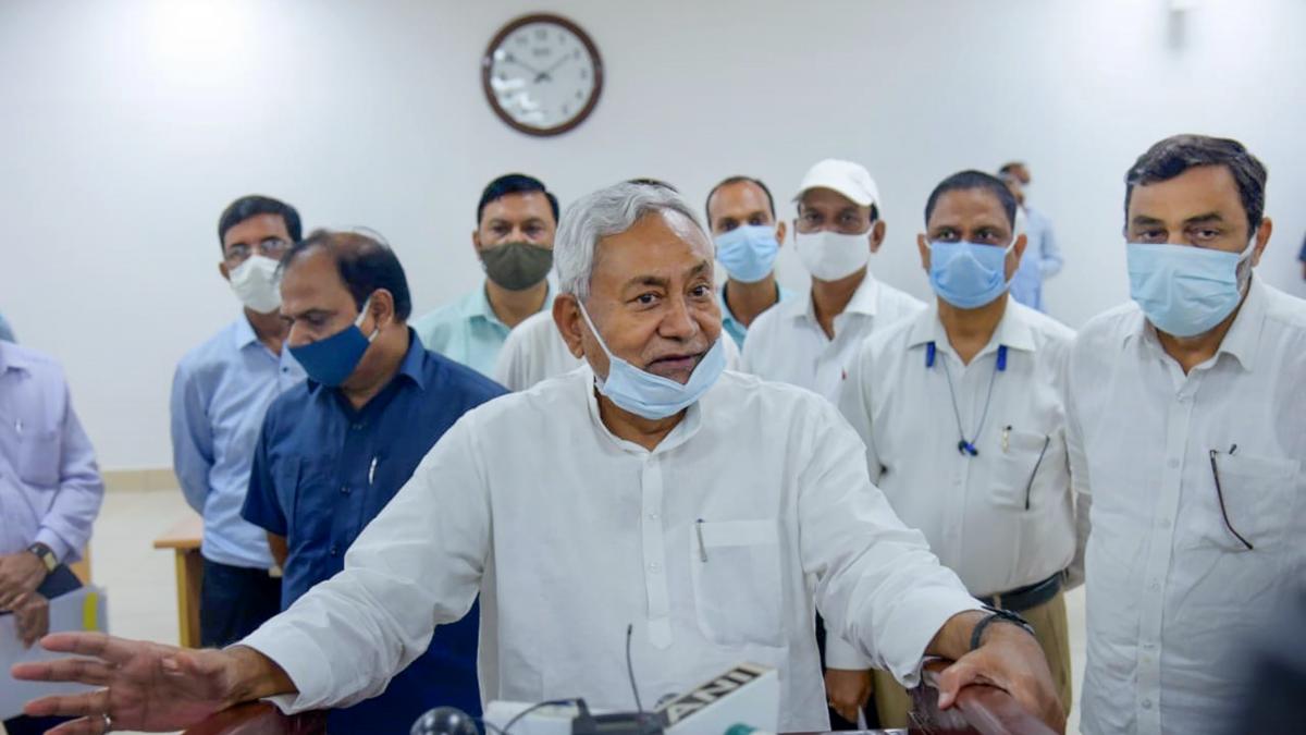 नीतीश कुमार की अगुवाई में मिला डेलिगेशन (फाइल फोटो: PTI)