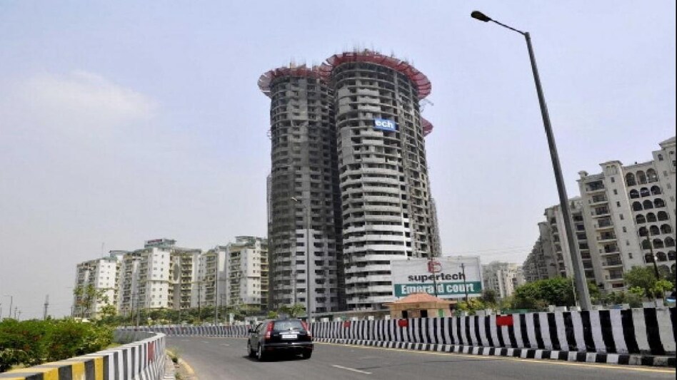नोएडा: सुप्रीम कोर्ट ने दिया सुपरटेक के दो 40 मंजिला टॉवर्स को गिराने का आदेश - Supreme Court orders demolition of two 40 storey Supertech towers in noida in supertech emerald case NTC - AajTak