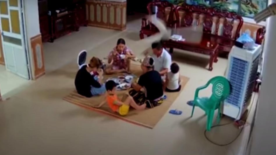 परिवार के ऊपर गिरा पंखा (फोटो- स्क्रीन ग्रैब)