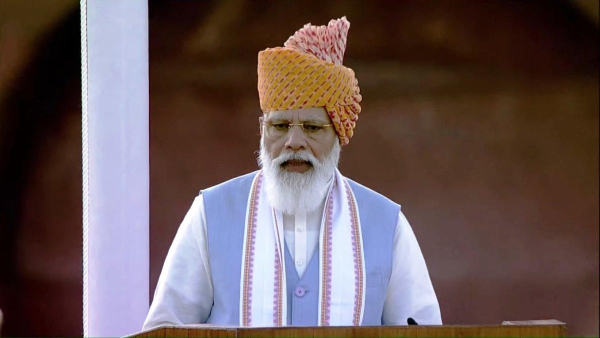 लाल किले की प्राचीर से पीएम ने देश को संबोध‍ित किया  
