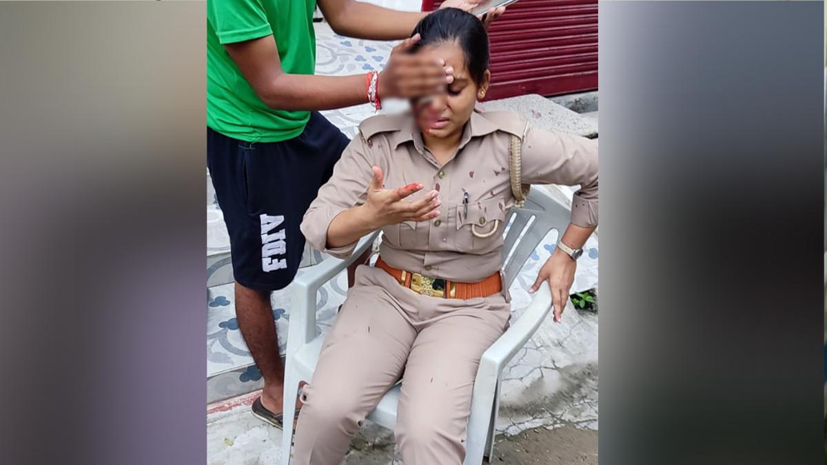मह‍िला पुल‍िसकर्मी का युवक ने स‍िर फोड़ा.