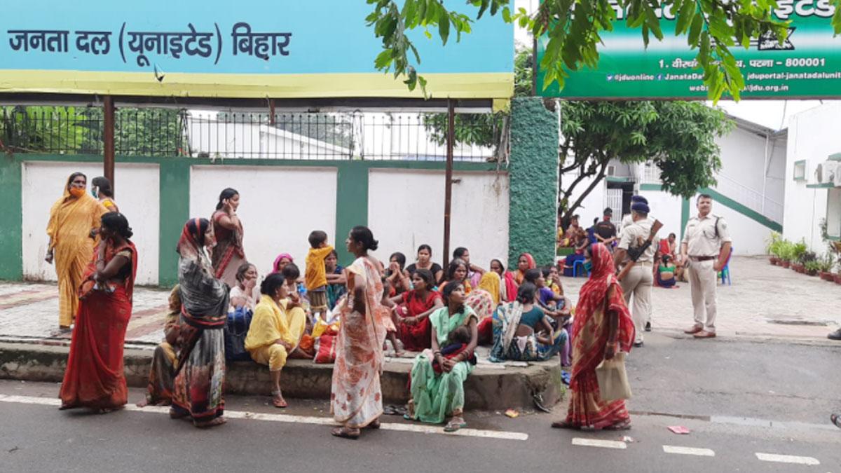 ठगी की शिकार 300 महिलाओं ने किया प्रदर्शन 