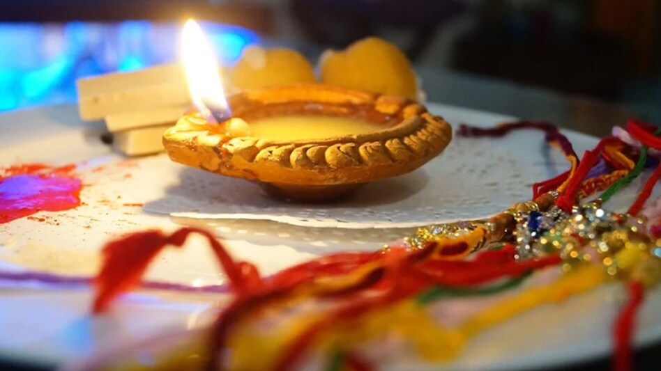 Raksha Bandhan 2021: रक्षा बंधन पर ग्रह-नक्षत्रों का खास योग, भाई को राखी बांधने के लिए ये 12 घंटे हैं शुभ - raksha bandhan 2021 nakshtra position on raksha bandhan know mantra