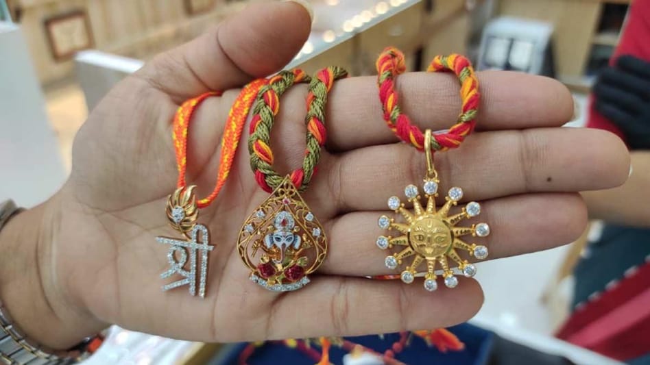 सूरत में 5 लाख रुपये तक की कीमत की राखी बनाई गई (फोटो-गोपी)