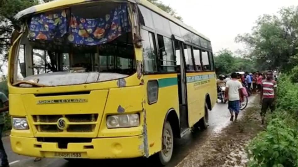 नदी के पुल पर बने बैरियर से टकराई स्कूल बस