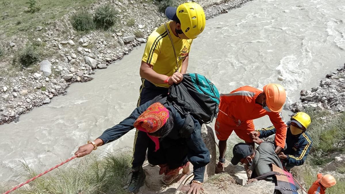 एसडीआरएफ जवानों ने किया रेस्क्यू (फाइल फोटोः एएनआई)
